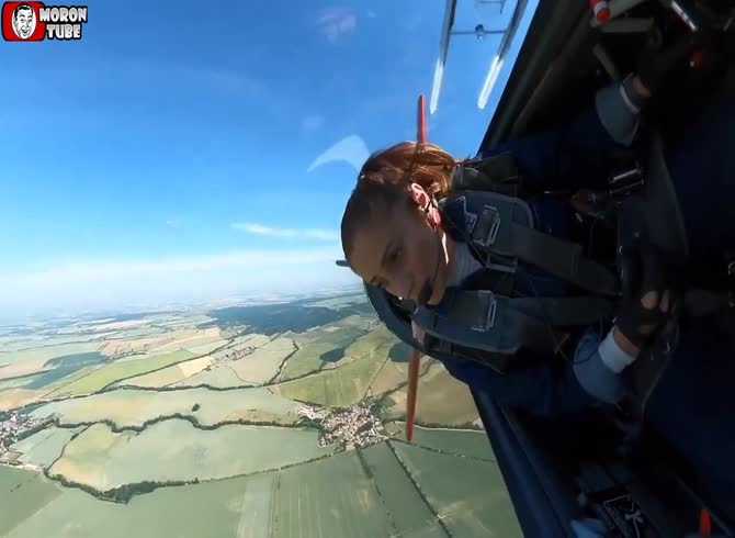 Video :After the in-flight dome suddenly opens, the pilot makes an emergency landing
